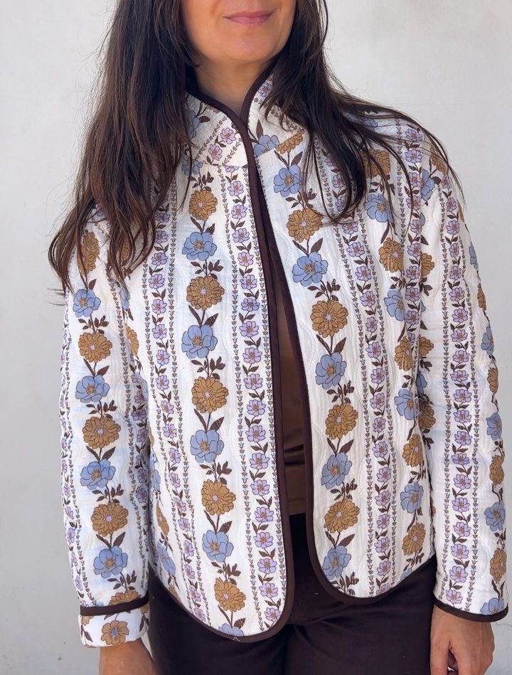 Chaqueta Lucie acolchada reversible con cuello, estampado floral y remates de bies marrón.
